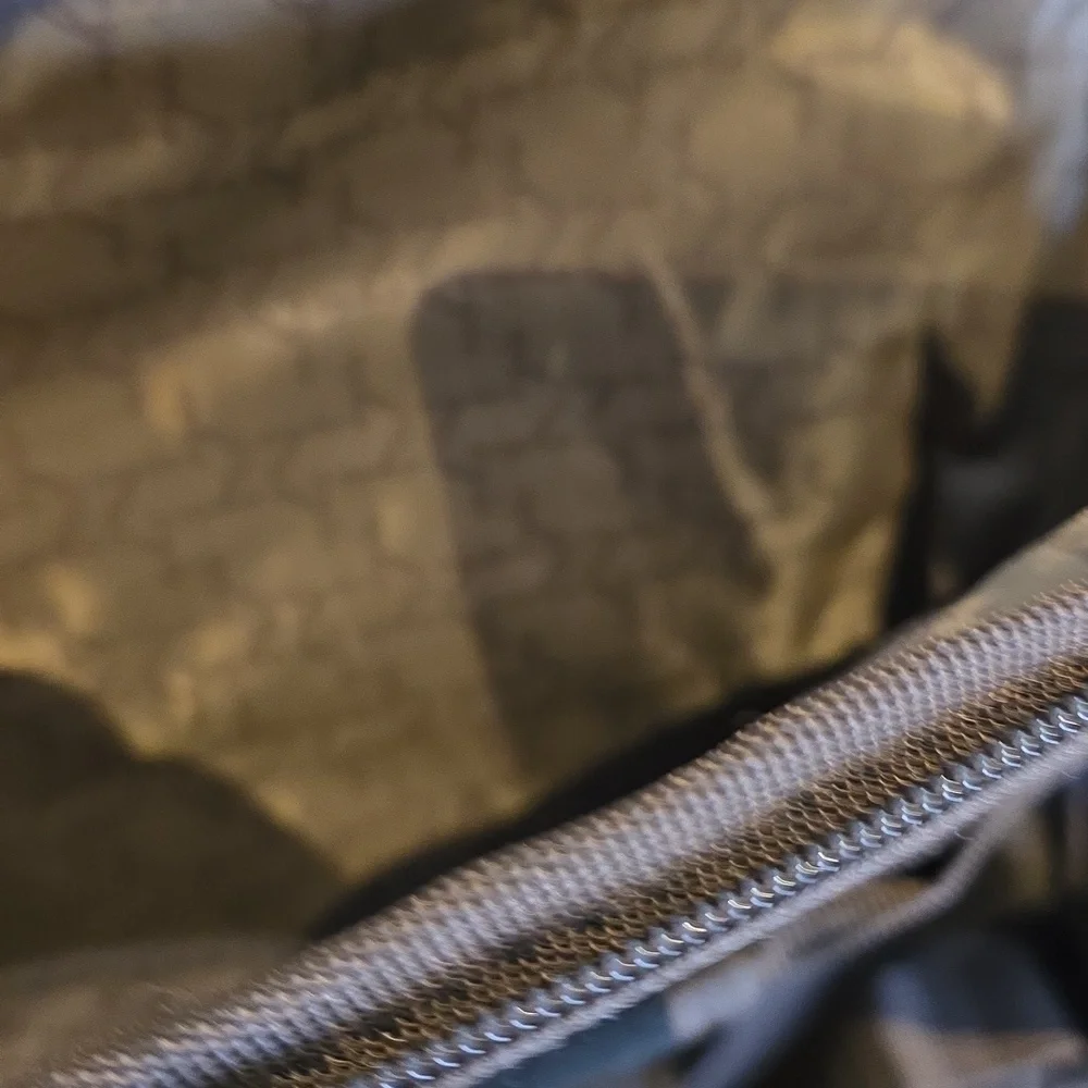 OGIO compact messenger
